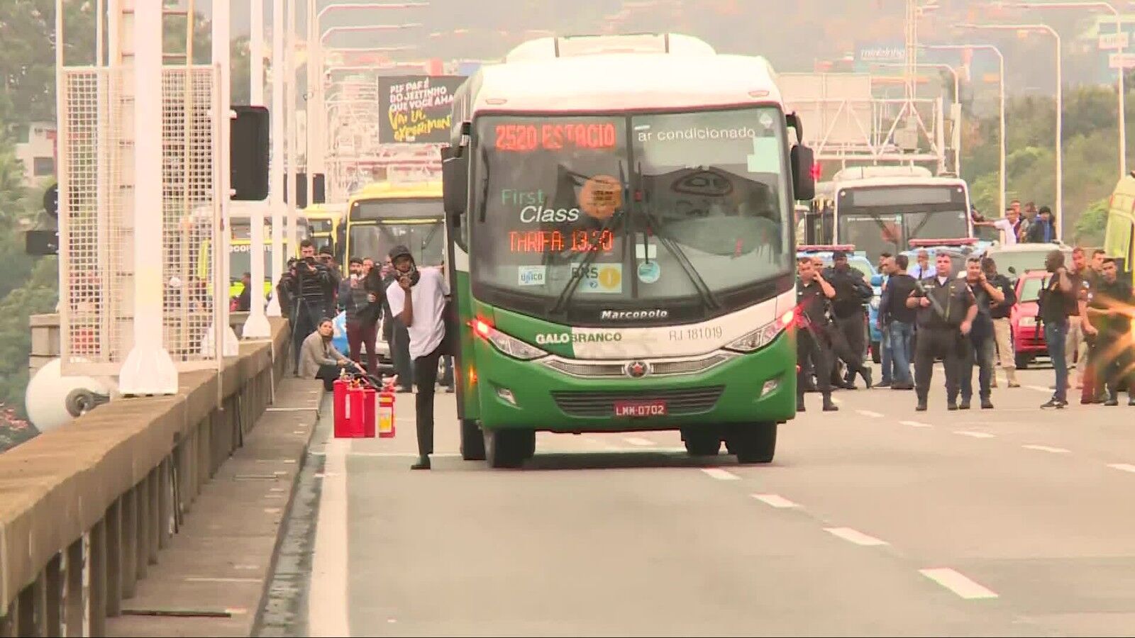 Sequestrador de ônibus no Rio de Janeiro é morto por atirador de elite