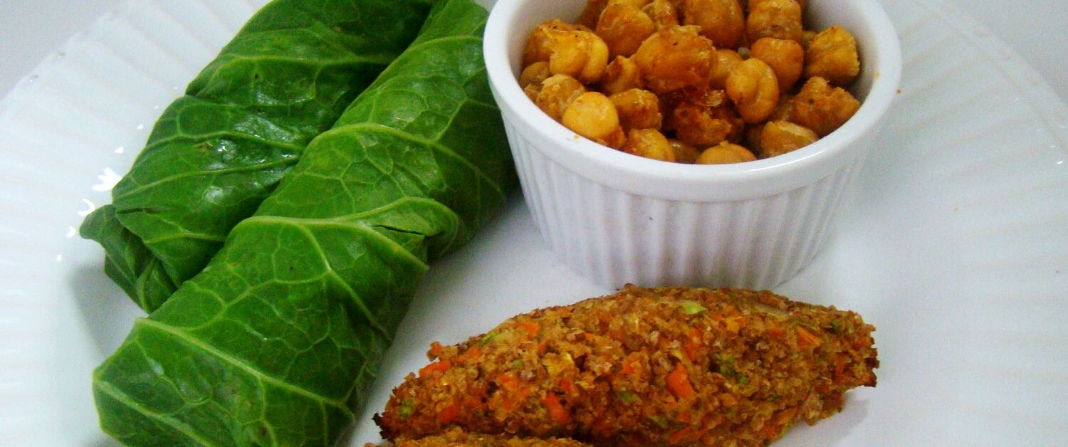 Charutos de couve com risoto de quinoa, shimeji e molho de tomate, uma